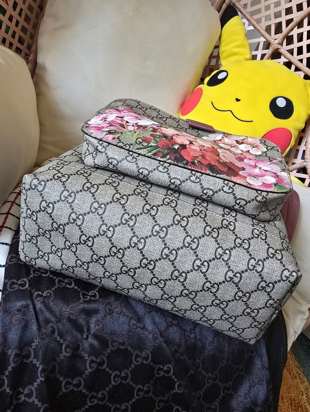 Authentic Gucci Brown GG Supreme Floral Canvas Backpack with Pink Interior - Picture 6 of 16